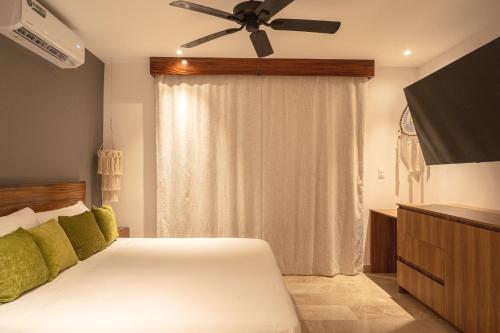 Ένα ή περισσότερα κρεβάτια σε δωμάτιο στο Modern Tulum Apt Sleeps 2