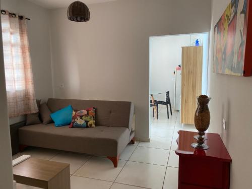 a living room with a couch and a table at Cantinho Aconchegante in Brotas