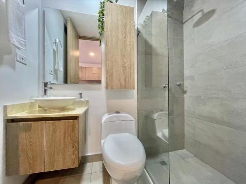 un bagno con WC, lavandino e doccia di Loft ONCE-94 a Bogotá