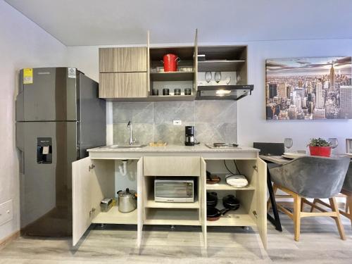 una piccola cucina con un bancone e un frigorifero di Loft ONCE-94 a Bogotá