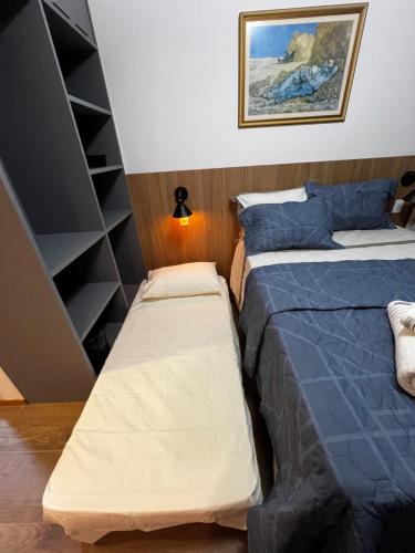 1 dormitorio con 2 camas y estante para libros en Turismo & Business ! Piscina com vista mar, rooftop, academia e praia, en Salvador