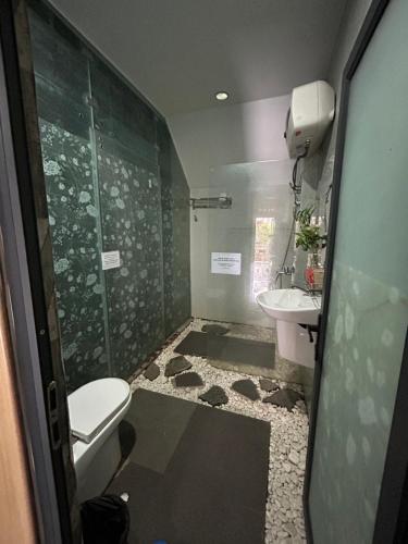 Ένα μπάνιο στο Andy's Homestay- Đà Lạt- Căn hộ 03 giường có ban công