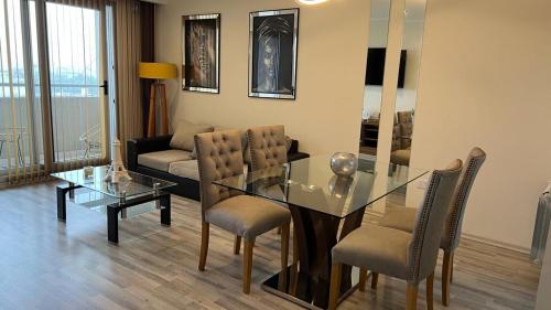 a living room with a glass table and chairs at PentHouse Categoria Centro in Villa María