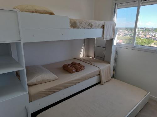 a bunk bed in a room with a window at Apto TOP no Centro de Pelotas! in Pelotas
