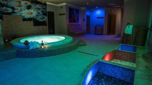 Sojka Resort - Hotel & Drevenice في بشنوفا: غرفة مع حوض جاكوزي في المنزل