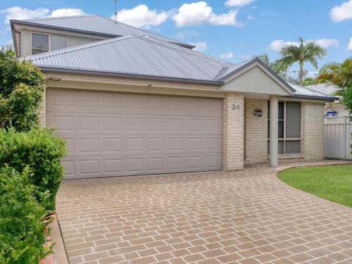 una casa con garaje y entrada en Spacious Modern Walk to the Beach, en Nelson Bay