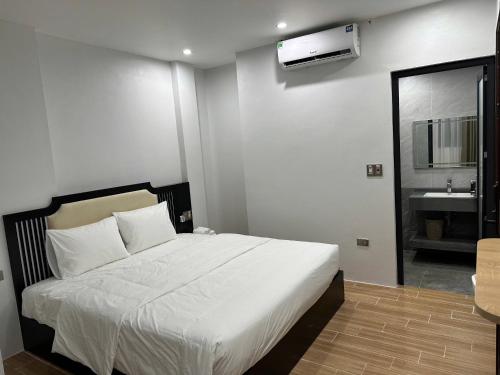1 dormitorio con 1 cama grande y lavamanos en Bình Yên Hotel, en Thanh Ba