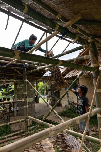 two men standing on top of a wooden building at Gaarawe, Khao Sok, Surat Thani Province, Thailande in Ban Bencha