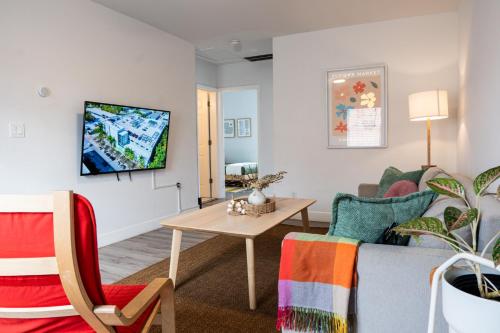 a living room with a couch and a table at Casa MIA central location, free parking, fully equipped in Miami