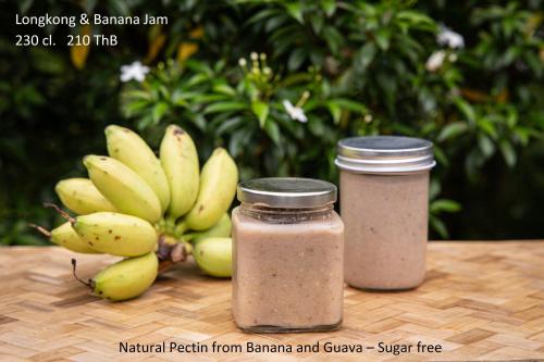 two glass jars of food next to a bunch of bananas at Gaarawe, Khao Sok, Surat Thani Province, Thailande in Ban Bencha