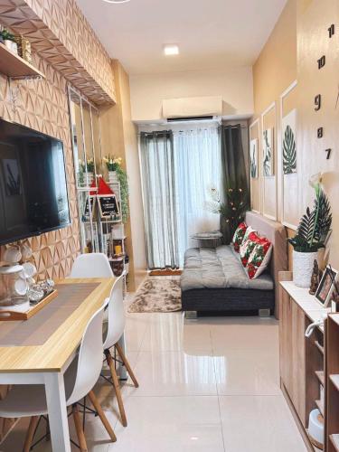 Χώρος καθιστικού στο El Romantico Staycation at Fame Residence