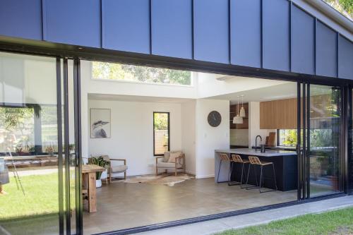 Η κουζίνα ή μικρή κουζίνα στο House On Anne - Pool & walk everywhere