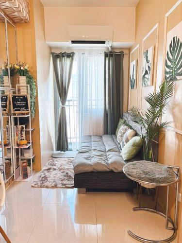 Ένα ή περισσότερα κρεβάτια σε δωμάτιο στο El Romantico Staycation at Fame Residence