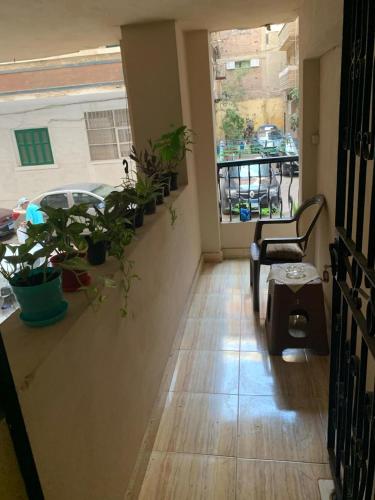 Nice luxurious stay modern 2 bedroom flat with 3ACs, 3 Flat screen TVs, Free Wi-Fi large balcony in the heart of Alexandriaにあるバルコニーまたはテラス