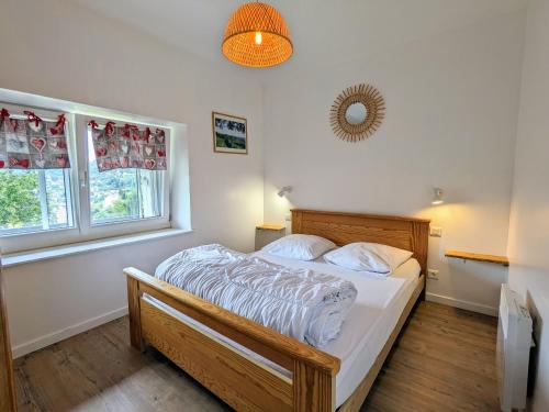 une chambre avec un lit et une fenêtre dans l'établissement Gîte montagne La Bresse, balcon, Wi-Fi, parking proche ski - FR-1-589-699, à La Bresse