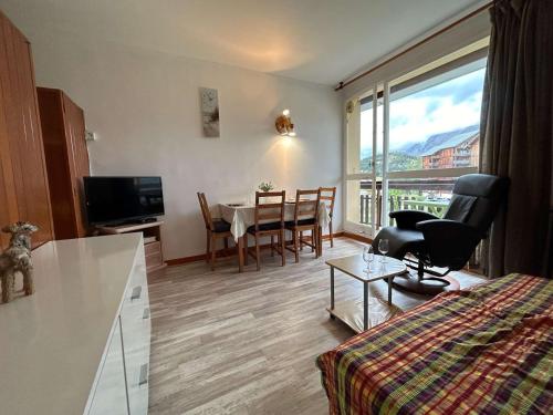 a living room with a kitchen and a dining room at Studio confort 4 pers. à 50m des pistes, Wifi, animaux admis - FR-1-525-291 in Superdevoluy