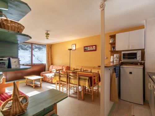 une cuisine et un salon avec une table et des chaises dans l'établissement Studio spacieux 6 pers, parking, animaux admis - FR-1-404-358, à La Mongie