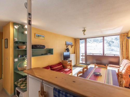 un salon avec un canapé et une table dans l'établissement Studio spacieux 6 pers, parking, animaux admis - FR-1-404-358, à La Mongie