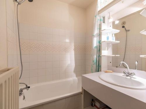 une salle de bain avec un lavabo et une baignoire dans l'établissement Studio spacieux 6 pers, parking, animaux admis - FR-1-404-358, à La Mongie