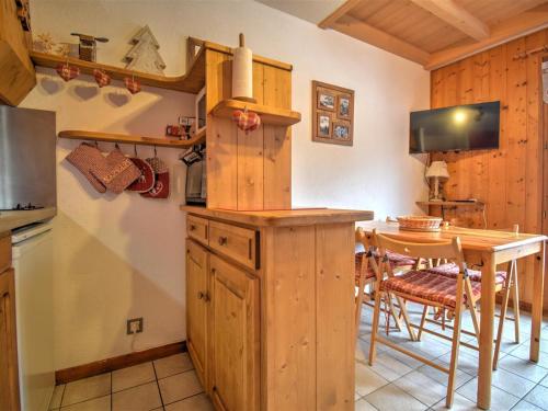 une cuisine et une salle à manger avec une table et un réfrigérateur dans l'établissement Morzine : Charmant 2 pièces avec mezzanine, 4-5 pers., proche télécabine, parking inclus - FR-1-524-132, à Morzine