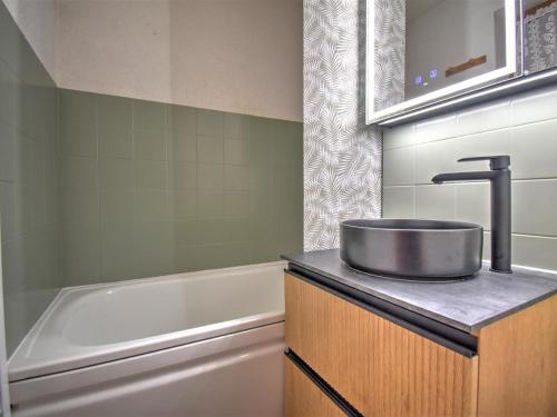 une salle de bain avec un lavabo et une baignoire dans l'établissement Morzine : Charmant 2 pièces avec mezzanine, 4-5 pers., proche télécabine, parking inclus - FR-1-524-132, à Morzine