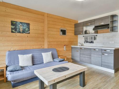 un salon avec un canapé bleu et une table dans l'établissement Studio centre Morzine, 4 pers, proche télécabine, balcon, wifi - FR-1-684-67, à Morzine