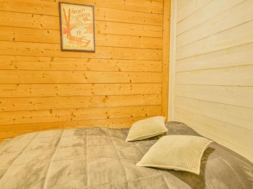 une chambre avec un lit dans un mur en bois dans l'établissement Studio centre Morzine, 4 pers, proche télécabine, balcon, wifi - FR-1-684-67, à Morzine