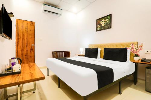 Postel nebo postele na pokoji v ubytování Super Hotel O Pardi Near Kalamna Market