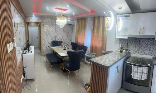 a kitchen and dining room with a table and chairs at Amplio y Acogedor Apartamento Cerca de Todo in Juan López