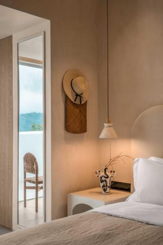 a bedroom with a bed and a hat on the wall at Miyue Shenzhen Blue and White Holy Island Cliff Pool Hotel in Shenzhen