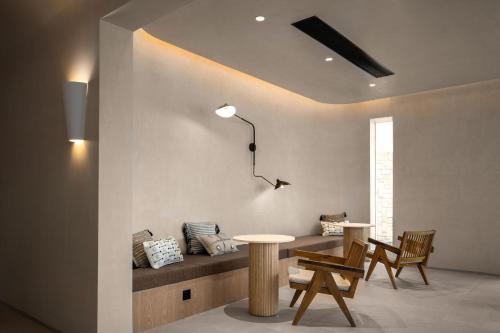 a living room with a table and two chairs and a window at Miyue Shenzhen Blue and White Holy Island Cliff Pool Hotel in Shenzhen