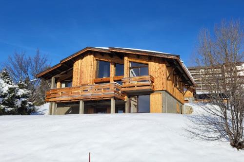 Architect's Chalet with Stunning View - Close to Slopes and Shops