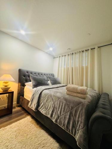 Кровать или кровати в номере Comfy Neutral Living Free Parking