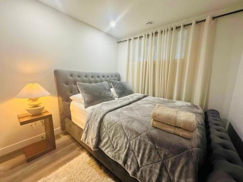 Кровать или кровати в номере Comfy Neutral Living Free Parking