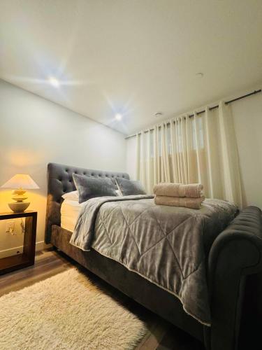 Кровать или кровати в номере Comfy Neutral Living Free Parking