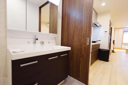Η κουζίνα ή μικρή κουζίνα στο OPEN SALE喜夢和居最大7名宿泊l黒門市場道頓堀心斎橋徒歩圏内