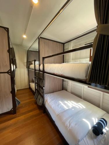 Cama o camas de una habitación en Green Cabin Hostel