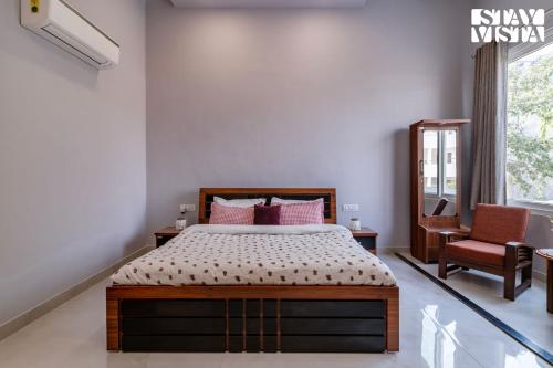 Cama o camas de una habitación en StayVista at NeerVana with BBQ, Bonfire, Alfresco dining