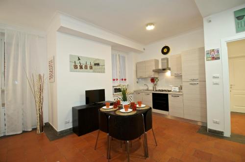 una cocina con una mesa pequeña con tazas. en Flaminio Butterfly House en Roma