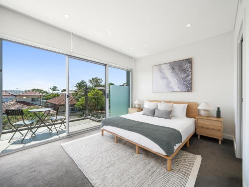 Un dormitorio con una cama y una ventana grande. en The Nancy Bondi, en Sídney