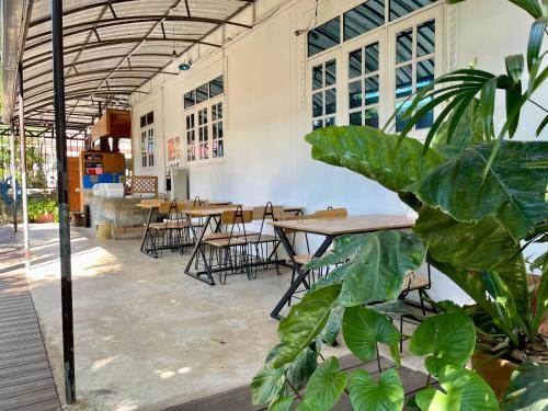 Restaurace v ubytování บ้านเห็ด เกาะล้าน