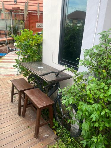 Κήπος έξω από το PR Home Suratthani