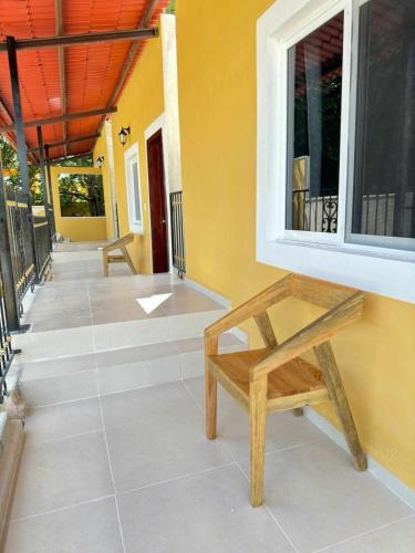 a bench sitting on the outside of a house at Hotel Rodríguez in Izamal