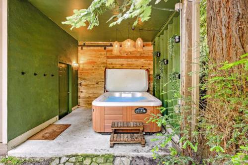 Billede fra billedgalleriet på Charming 3BR with Hot Tub Balcony & Wood Stove i Guerneville