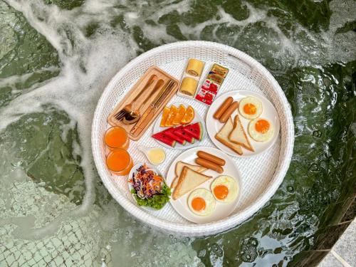 格兰岛บ้านเห็ด เกาะล้าน的一盘早餐食物放在水上