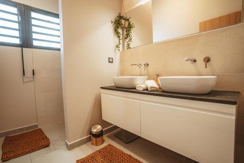 two sinks on a counter in a bathroom at Villa Bo'M Bleue in Petite Île