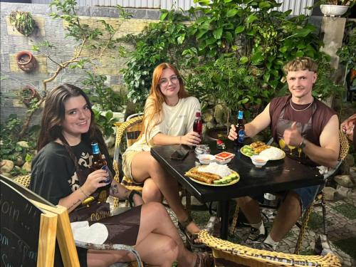 Tetamu yang menginap di Ha Long Fancy Hostel with Vegetarian and Vegan Restaurant