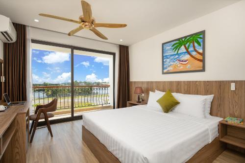 Postel nebo postele na pokoji v ubytování 1 Stop ViVi An Bang Beach Hoi An Hotel