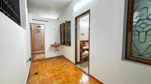 een hal met een spiegel en een deur naar een kamer bij Villa Seasoul in Pondicherry