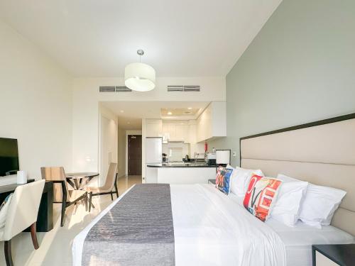 Bespoke Holiday Homes - High floor studio in Tower 108 JVC